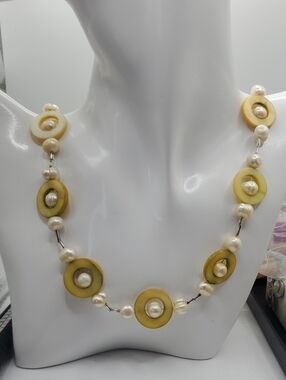 61 Grams Of Pearl and Mother Of Pearl Shell Disc Necklace -  24 Inches N4006